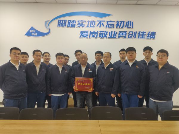 2023年5月3日，班組被評為夢桃式班組后合影留念.jpg