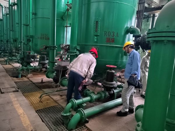 4月29日，計控電儀部部門領導、安全員、工段長帶隊冒雨對生產(chǎn)現(xiàn)場各片區(qū)進行節(jié)前安全大檢查2.jpg