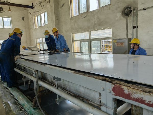 28日，合成車間、修造部人員共同搶修造粒機.jpg