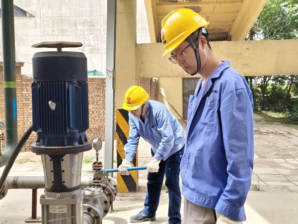 5月11日，尿素車間設(shè)備技術(shù)員馬強(qiáng)檢查冷卻水泵運(yùn)行情況 (1).jpg
