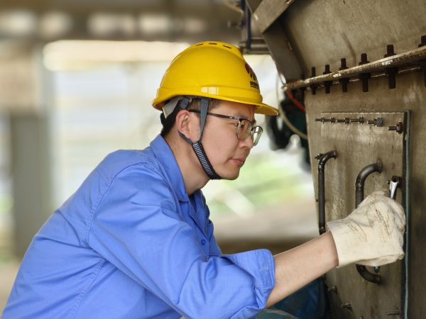 5月11日，尿素車間設(shè)備技術(shù)員馬強(qiáng)檢查設(shè)備螺栓是否松動.jpg