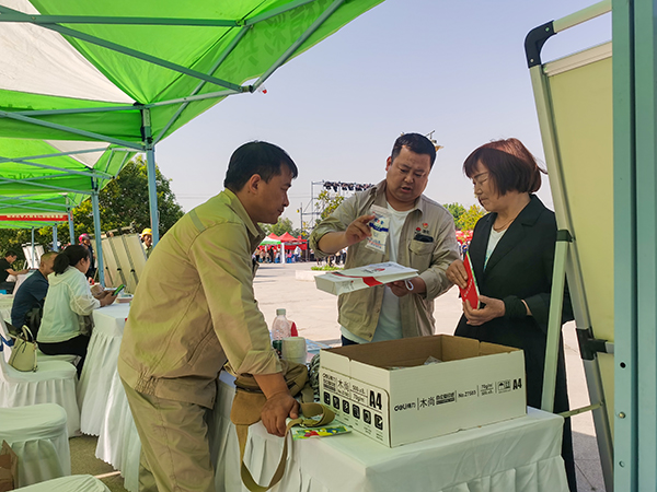 2024年5月17日南七饸饹文化藝術節(jié) 尿素產品展示現(xiàn)場選1.jpg