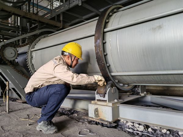 2024年5月20日，動力車間4號鍋爐冷渣器更換后運行人員正在對冷渣器做潤滑.jpg