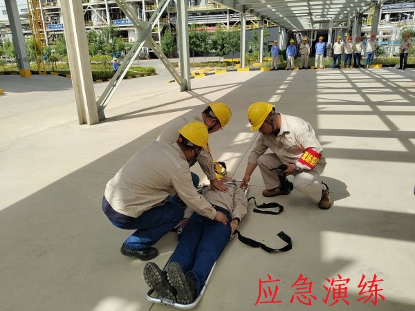 6月12日上午，制氣車(chē)間開(kāi)展丙烯泄漏應(yīng)急演練，上圖為演練中搶救人員對(duì)暈倒職工進(jìn)行心肺復(fù)蘇急救紀(jì)實(shí)照片.jpg