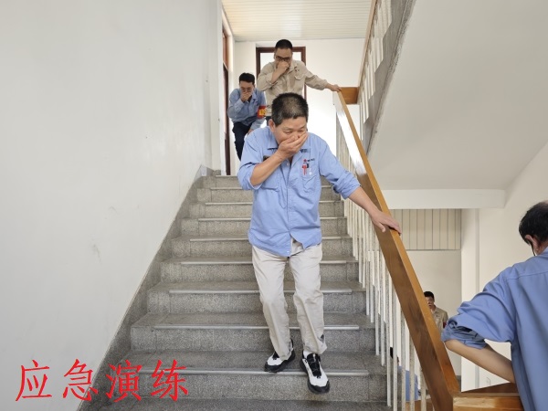 6月13日上午，各樓層人員在疏散引導(dǎo)組成員的帶領(lǐng)下進(jìn)行有序逃生.jpg
