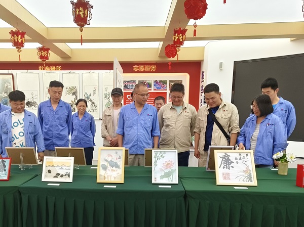 6月14日，尿素車間黨支部組織黨員參觀廉潔作品展1.jpg