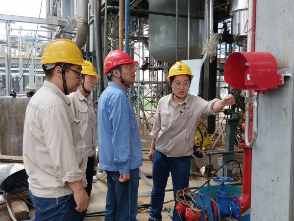 7月17日，計控電儀部副部長劉勇組織電氣儀表相關人員在醋酸甲酯中試項目現(xiàn)場進行素質(zhì)提升工作實踐交流（2）.jpg