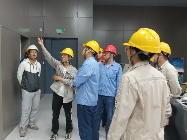 7月17日，計控電儀部副部長劉勇組織電氣儀表相關人員在醋酸甲酯中試項目現(xiàn)場進行素質(zhì)提升工作實踐交流（3）.jpg