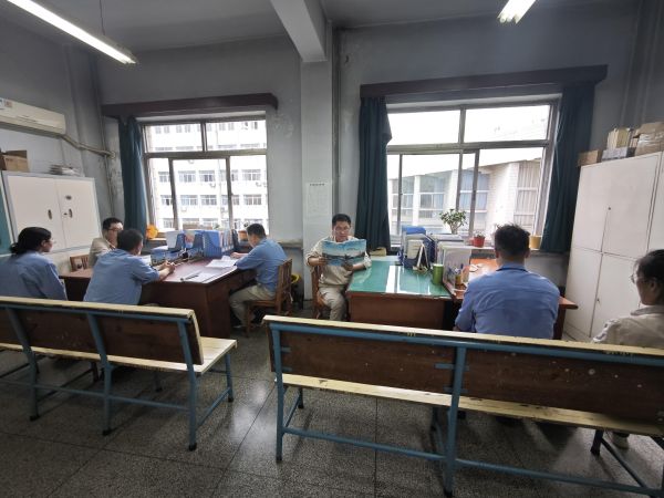 計控電儀部號召各個班組利用班會時間反復學習“懂會能”手冊，深刻領會“五懂五會五能”素質(zhì)提升工作的重要性.jpg
