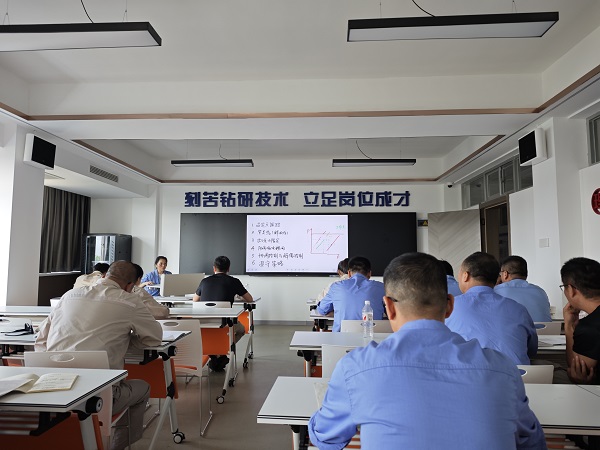 近日，計(jì)控電儀部主任工程師馬曉華為部門人員進(jìn)行了“離心式壓縮機(jī)的防喘振控制” 培訓(xùn)1.jpg