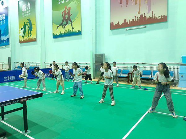 2024年8月1日，渭化集團(tuán)乒乓球館，小學(xué)生學(xué)習(xí)乒乓球.jpg