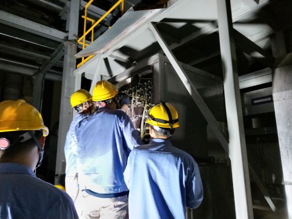 8月，計控電儀部員工在高溫天氣中消除設(shè)備隱患.jpg