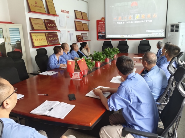 8月28日，車間管理人員觀看警示視頻.jpg