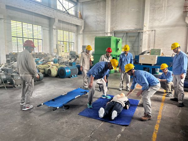 近日，為了提升員工的安全應(yīng)急處置能力和實踐技能，計控電儀部組織檢修一班進行觸電應(yīng)急演練.jpg