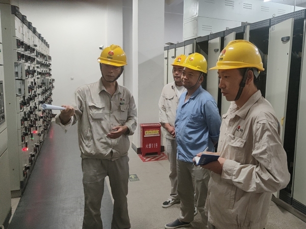 9月12日，計(jì)控電儀部技術(shù)人員正在講述設(shè)備原理和操作步驟.jpg
