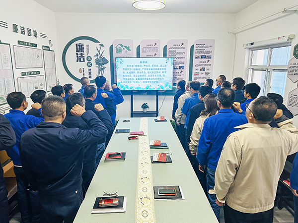 10月21日下午，物料車間黨支部開展了以“敲響廉潔警鐘、繃緊安全之弦、筑牢廉潔安全‘雙防線’”為主題的警示教育活動，--圖為職工進(jìn)行安全承諾宣誓.jpg