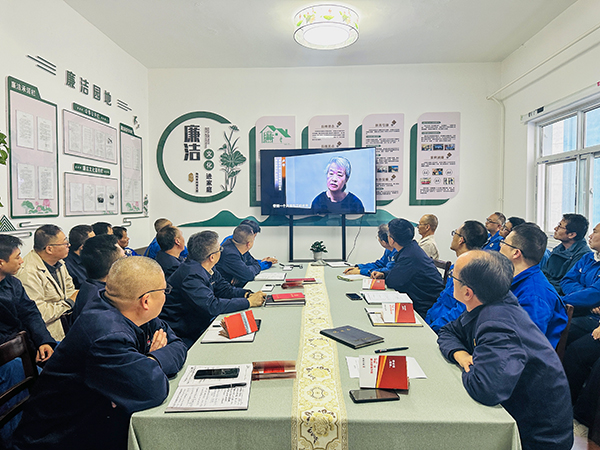 10月21日下午，物料車間黨支部開展了以“敲響廉潔警鐘、繃緊安全之弦、筑牢廉潔安全‘雙防線’”為主題的警示教育活動，--圖為觀看廉潔警示教育專題片.jpg