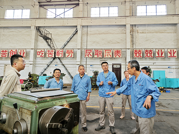 高級(jí)技師任秦平認(rèn)真講解車(chē)床相關(guān)電氣知識(shí).jpg