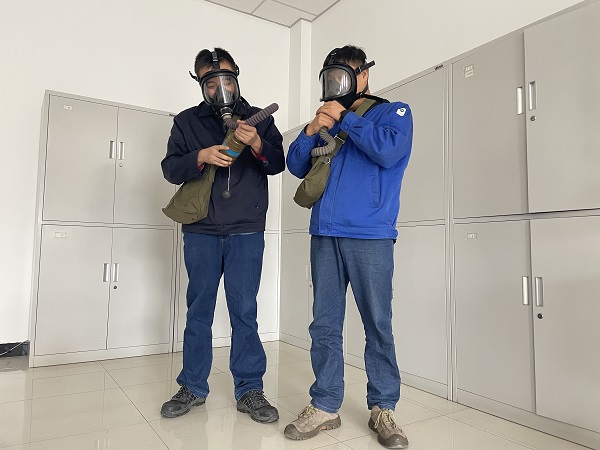 運行工段員工正在練習如何將面具與濾毒罐正確組裝。.jpg
