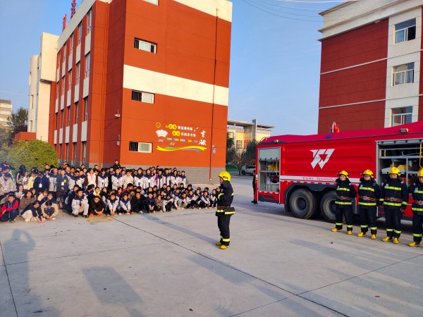 11月6日，彬州公司消防隊進(jìn)學(xué)校宣傳消防知識2.jpg