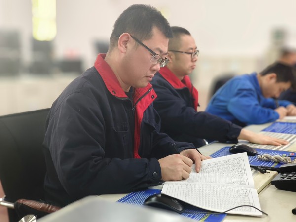 12月2日，尿素車間化工三班中控人員認(rèn)真監(jiān)盤1.jpg