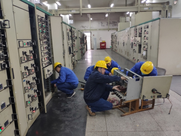 12月，檢修二班自主維修配電室開關(guān)柜.jpg