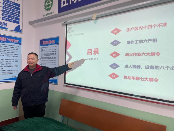 員工陳力上講臺分享自己對學習心得和見解.jpg