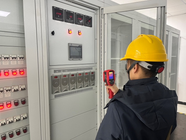 12月，計(jì)控電儀部運(yùn)行人員正在用測(cè)溫儀排查隱患.jpg