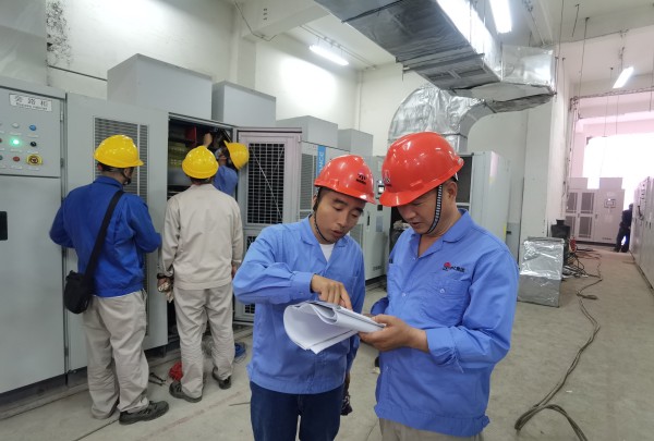 變頻技改現(xiàn)場(chǎng)，大家正在積極討論.jpg
