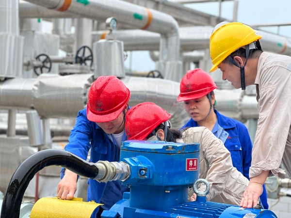 2024年，彬州公司生產部主任何亞紅、乙二醇車間主任楊磊認真檢查機泵.jpg