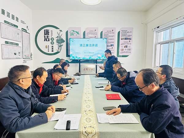 1月9日下午，物料車間黨支部組織黨員領(lǐng)導(dǎo)干部及重點(diǎn)崗位人員開展了新年“第一課”活動(dòng)。--圖為重點(diǎn)崗位人員趙宇進(jìn)行清正廉潔承諾.jpg