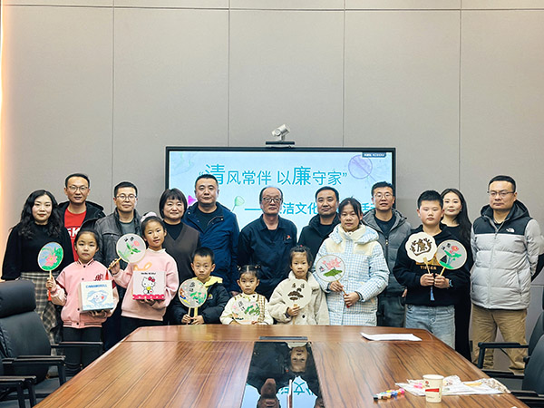 11月30日晚，物料車間黨支部開展以“清風常伴 以廉守家”為主題的廉潔文化進家庭活動，.jpg