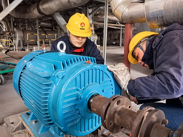 1月20日，檢修三班正在對(duì)鍋爐疏水泵電機(jī)進(jìn)行更換1.jpg