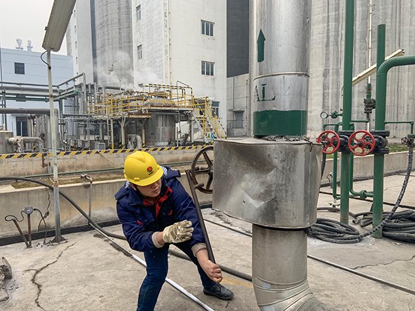 3月12時，合成車間員工關(guān)小閥門，避免浪費.jpg