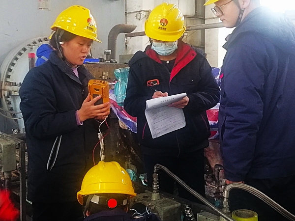 3月18日，計控電儀部空分尿素工段儀表工在二期空氣壓縮機廠房內(nèi)進行以“師帶徒”培訓(xùn)模式的檢維修作業(yè)-2.jpg