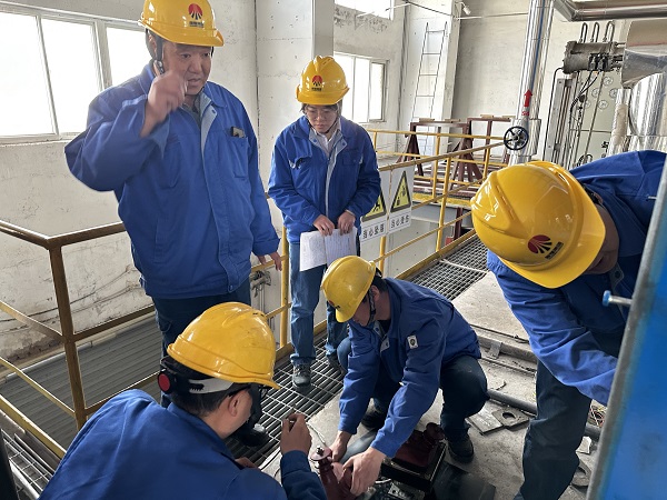 王宏大師正在檢查設備接線情況.jpg