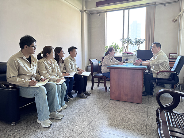 人力資源部學習中央八項規(guī)定精神.jpg
