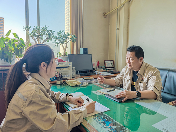 人力資源部部長郭淑平與職工進行思想談話.jpg