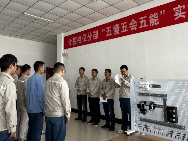 電儀分部副部長賀捷坤宣讀比賽規(guī)則.jpg